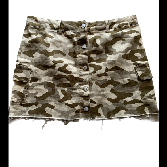 Denim Mini Skirt Camo Button Up Raw Hem Cargo Pockets Size 14 - Picture 1 of 5